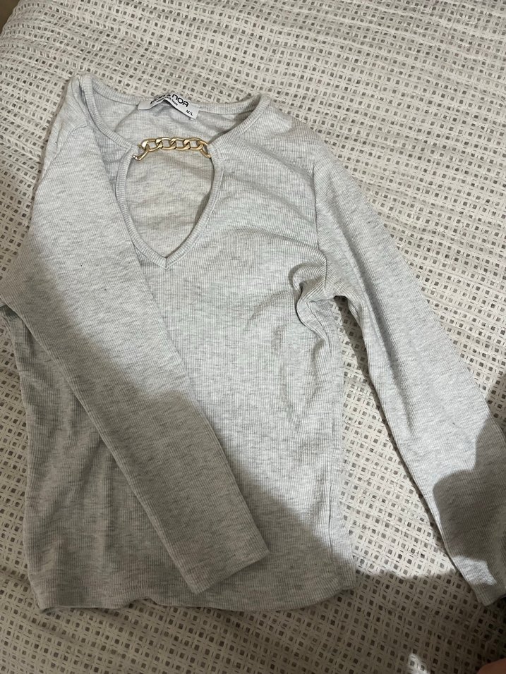 Gri Zincir Detaylı V Yaka Uzun Kollu Kadın Bluz - Görsel 3