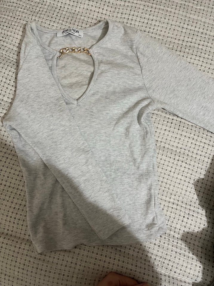 Gri Zincir Detaylı V Yaka Uzun Kollu Kadın Bluz - Görsel 2