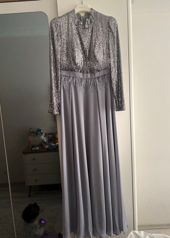 Pullu Uzun Kollu Gri Abiye Elbise - Görsel 3