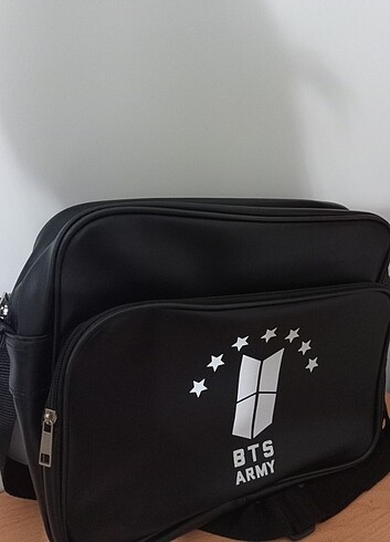 Siyah BTS yazılı çanta 