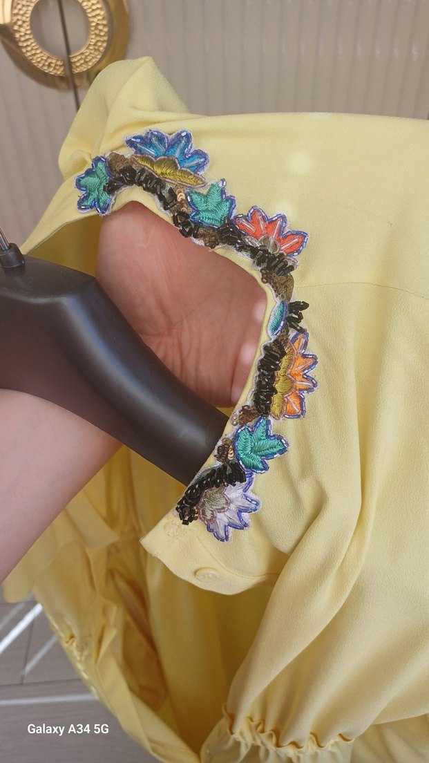 machka işlemeli Sarı Uzun Fırfırlı Elbise - Görsel 4