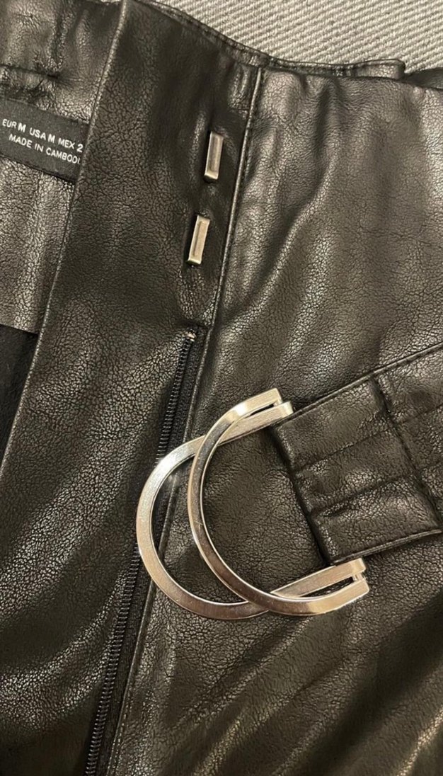 Kemerli Siyah Deri Mini Şort - Görsel 4