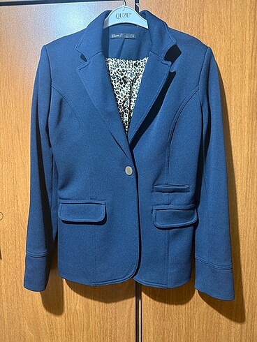 Blazer ceket , kollar kıvrılıp katlndığında icinde ki leopar des