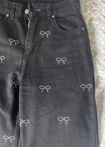 Trendyol & Milla Nakışlı Fiyonk Detaylı Siyah Bol Kesim Kot Pantolon