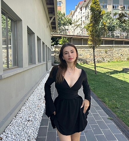 şortlu siyah elbise