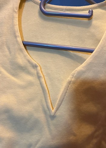 Sarı V Yakalı Kısa Kollu Kadın Tişört - Görsel 2