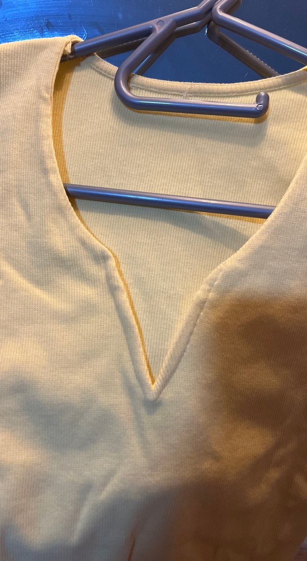 Sarı V Yakalı Kısa Kollu Kadın Tişört - Görsel 2