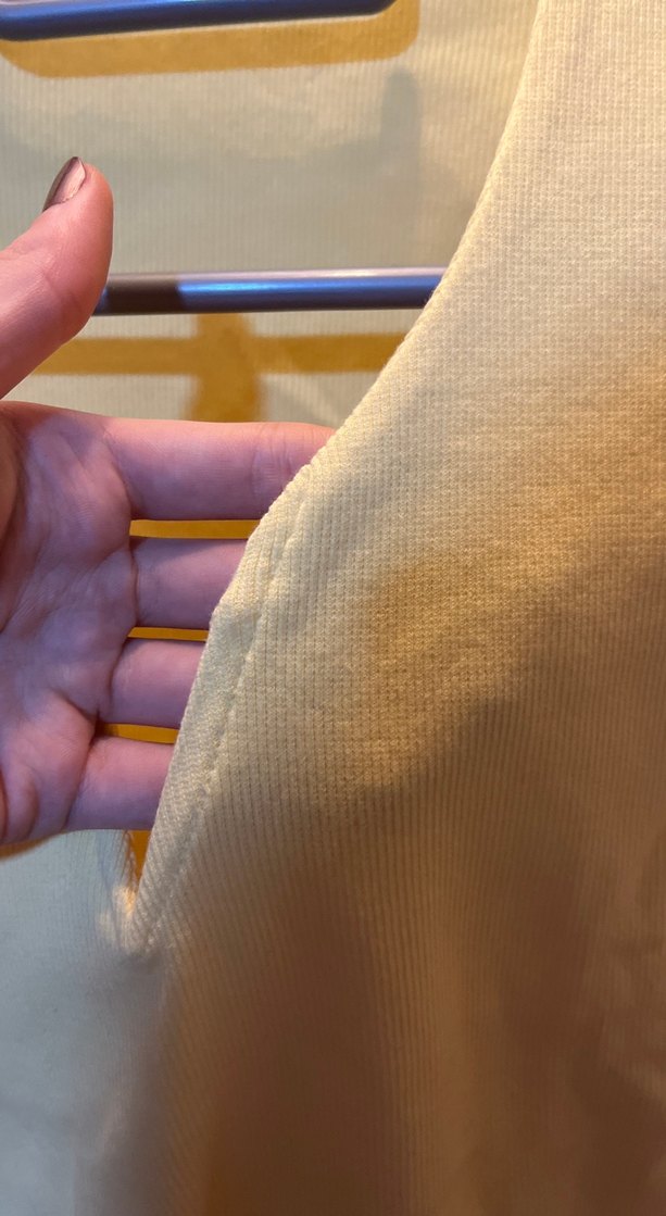 Sarı V Yakalı Kısa Kollu Kadın Tişört - Görsel 4