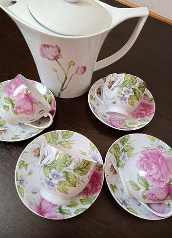 Bernardo valerie sütlük+ 4adet çay/Neskafe fincanı 