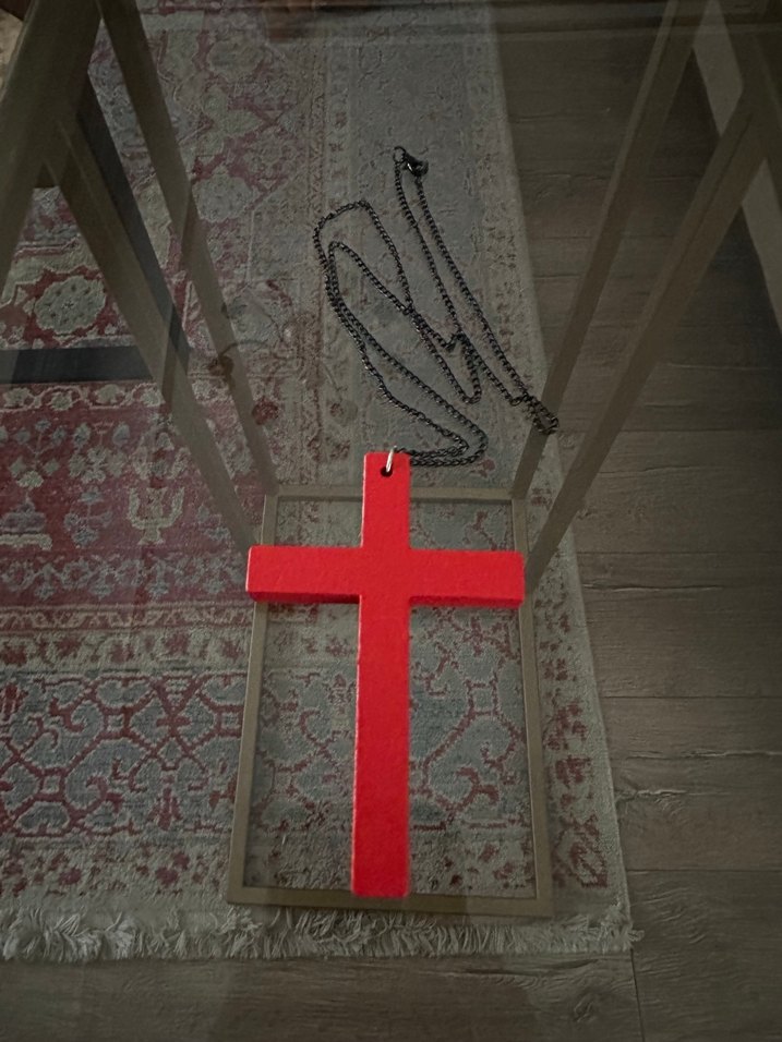 Gothik Ahşap Kırmızı Büyük Haç Kolye - Görsel 2