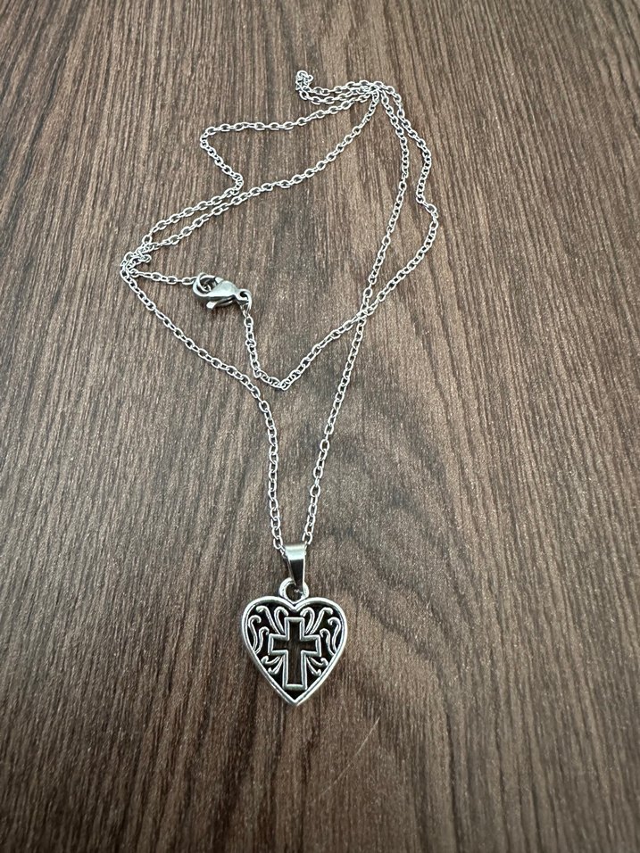 Kalp Motif Haç Kolye - Görsel 3