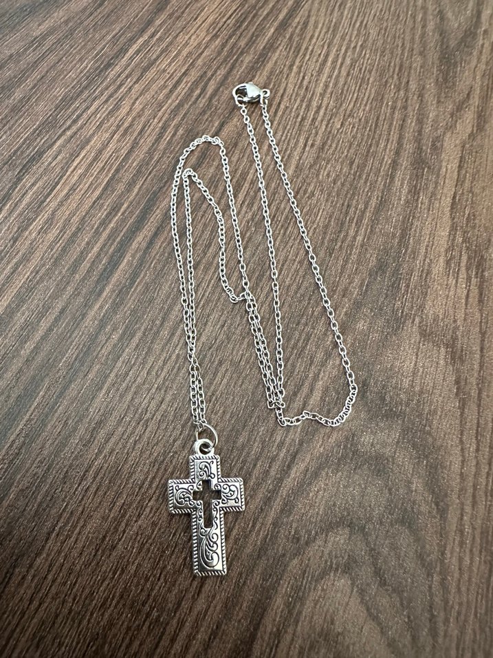 Desenli Haç Kolye - Görsel 2