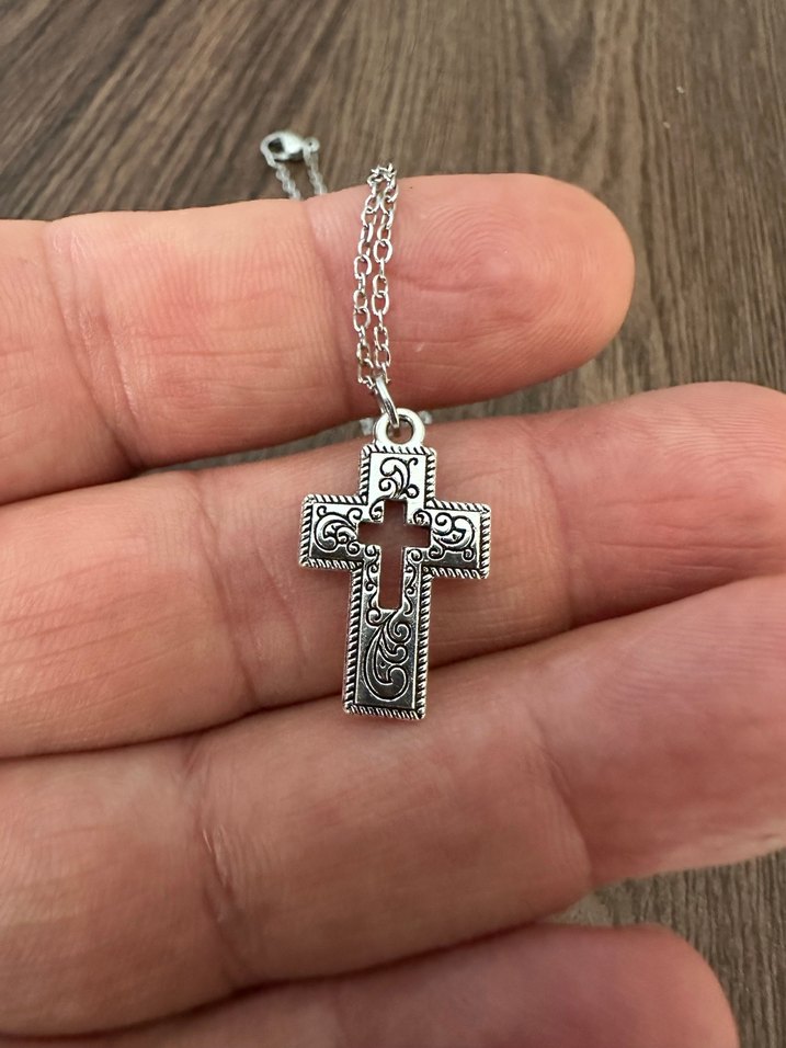 Desenli Haç Kolye - Görsel 4