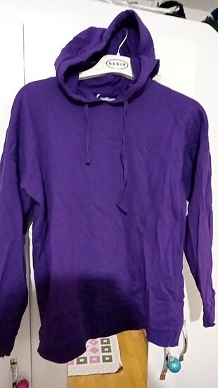 Mor kapşonlu sweatshirt