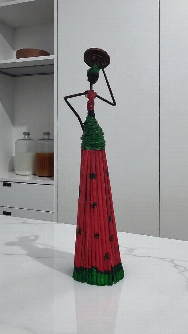 Renkli Kırmızı Kadın Figürü - Görsel 2