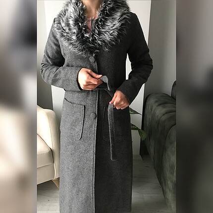 Kürk yaka detaylı kaban.