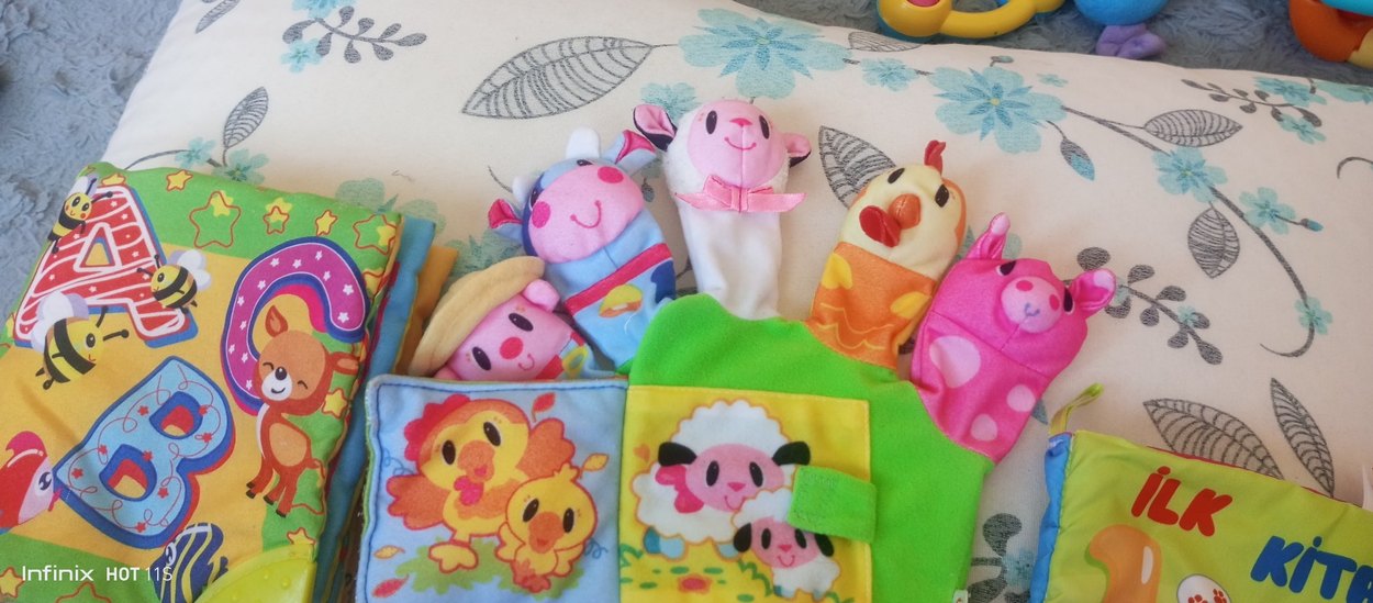 Renkli Nakışlı Çocuk Eldiveni ve Kitap - Görsel 3