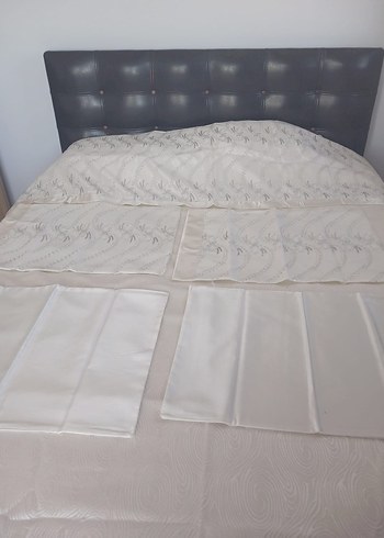 Nakışlı Beyaz Yatak Örtüsü
