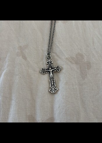 Gri İşlemeli Gotik Haç Zincir Kolye
