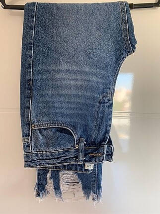 Yırtık paça detaylı jean