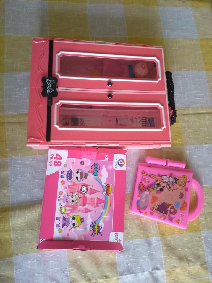 Barbie Pembe Oyuncak Dolap ve Puzzle Seti - Görsel 2