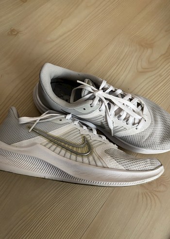 38 Beden Nike Beyaz Gri Bağcıklı Kadın Spor Ayakkabısı