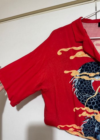 xs Beden kırmızı Renk Bershka ejderha desenli kırmızı crop gömlek shein y2k vintage