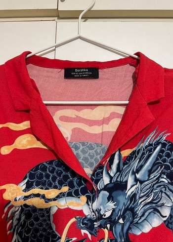 xs Beden Bershka ejderha desenli kırmızı crop gömlek shein y2k vintage