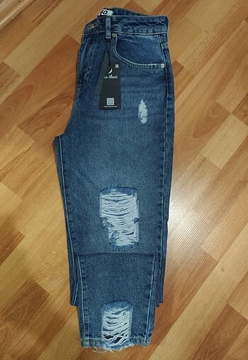Yırtık kot pantalon