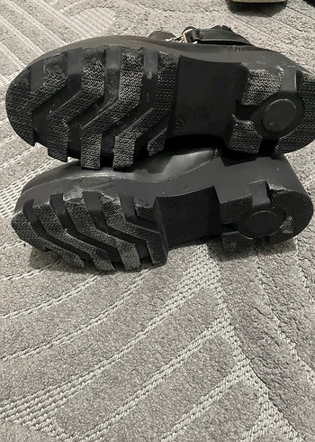 Tokalı Zincir Detaylı Siyah Deri Topuklu Bot - Görsel 4