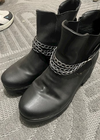 Tokalı Zincir Detaylı Siyah Deri Topuklu Bot - Görsel 2