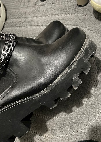 Tokalı Zincir Detaylı Siyah Deri Topuklu Bot - Görsel 5