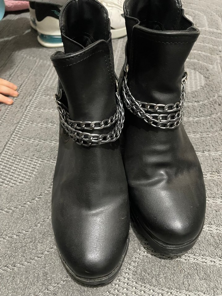 Tokalı Zincir Detaylı Siyah Deri Topuklu Bot - Görsel 3