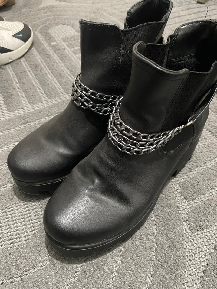 Tokalı Zincir Detaylı Siyah Deri Topuklu Bot - Görsel 2