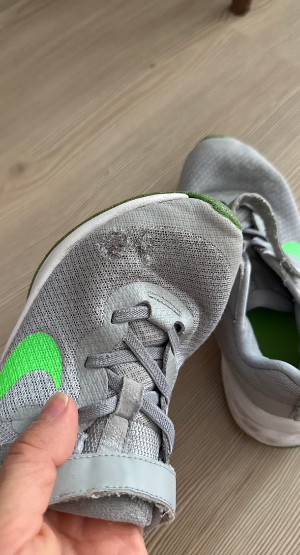 Nike sol ayakda biraz zedelenme var lostrada yapıldı - Görsel 3