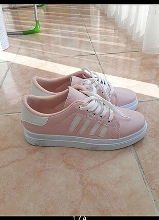 Pembe spor ayakkabı 