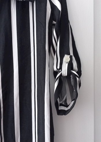 Düğmeli Siyah Beyaz Çizgili Uzun Elbise BERSHKA - Görsel 2