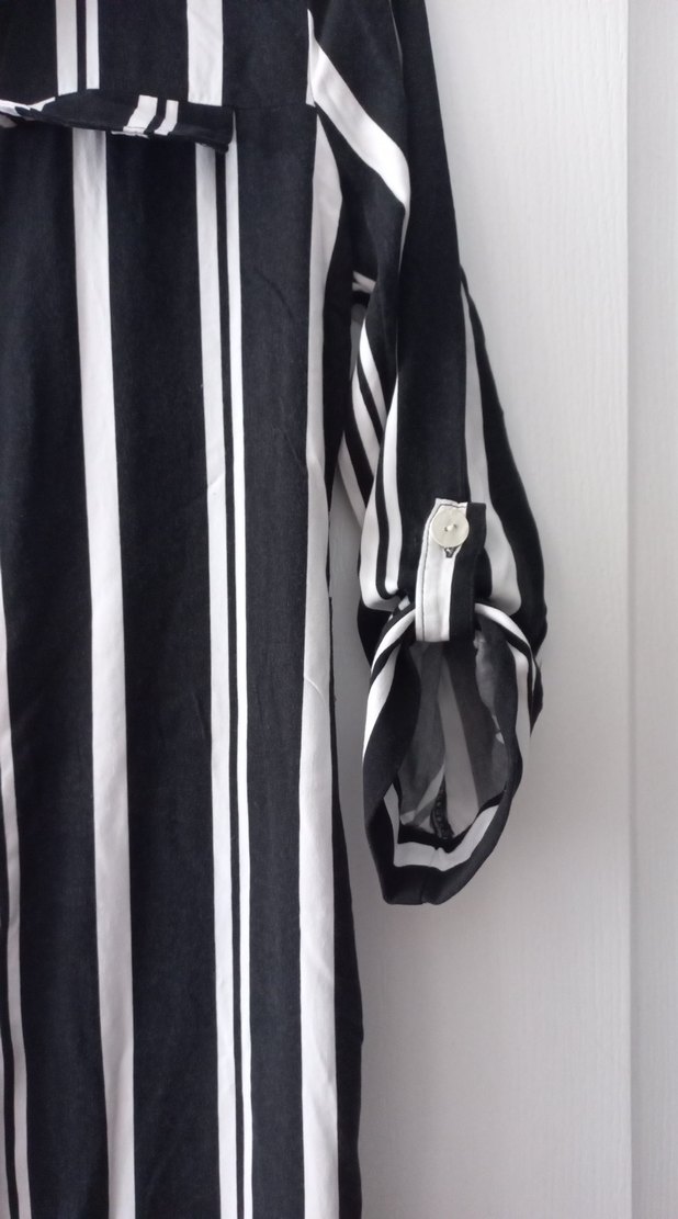 Düğmeli Siyah Beyaz Çizgili Uzun Elbise BERSHKA - Görsel 2