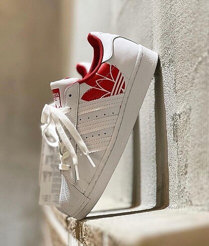 Adidas süperstar kırmızı yan logo