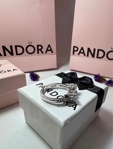 Beden gri Renk Pandora Parlayan Fiyonk Yüzük