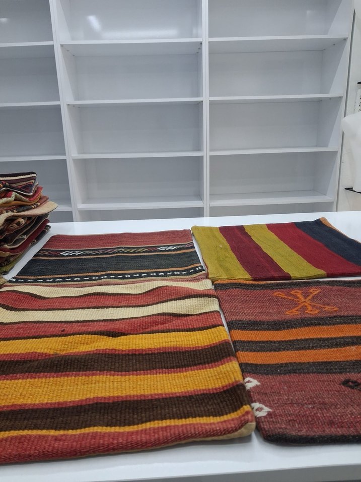 Koyu Renkli Desenli Geleneksel Halı. Yastık. Kılıfı. 3.  Adet - Görsel 2