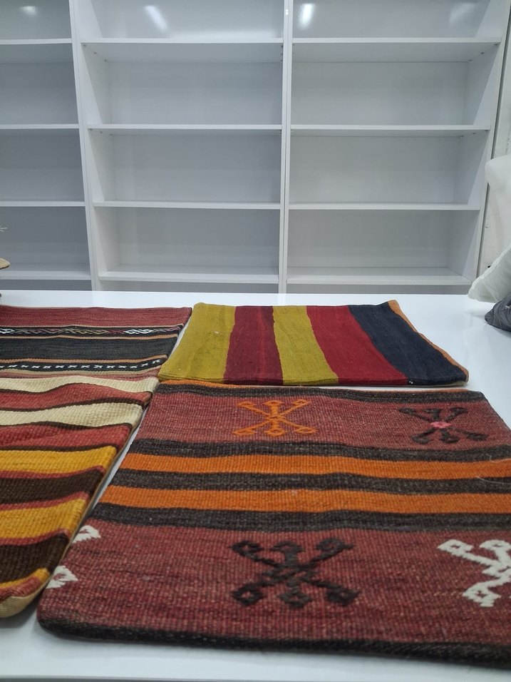 Koyu Renkli Desenli Geleneksel Halı. Yastık. Kılıfı. 3.  Adet - Görsel 3