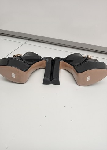 Siyah Parlak Platform Topuklu Kadın Terlik - Görsel 7