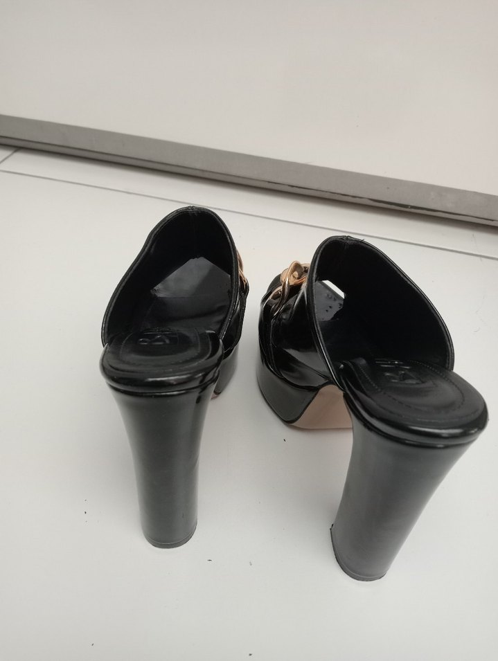 Siyah Parlak Platform Topuklu Kadın Terlik - Görsel 4