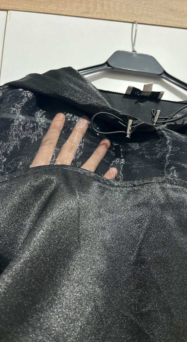 Siyah Kapüşonlu tül saten bluz - Görsel 3