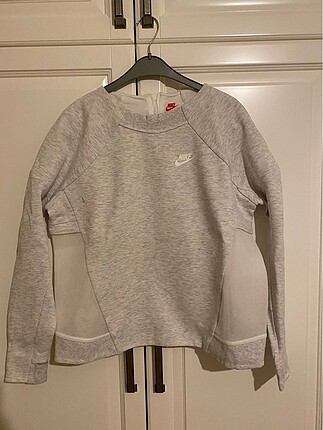 Nike kenarları ve arkası fileli çok tarz bir sweatshirt