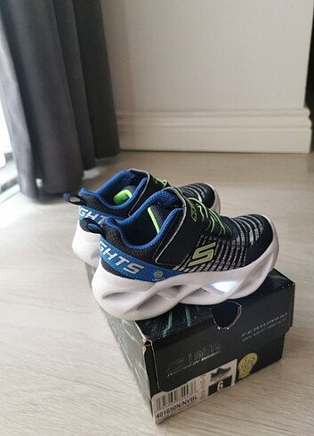 22 Beden Skechers ışıklı spor ayakkabı