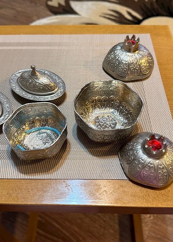 Nakışlı Kırmızı Detaylı Gümüş Kapaklı Tabak Takımı - Görsel 2