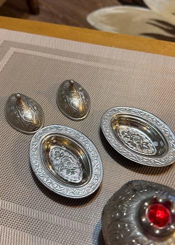 Nakışlı Kırmızı Detaylı Gümüş Kapaklı Tabak Takımı - Görsel 3