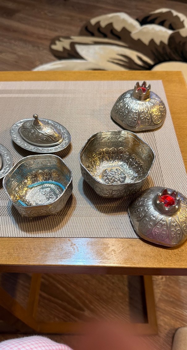 Nakışlı Kırmızı Detaylı Gümüş Kapaklı Tabak Takımı - Görsel 2